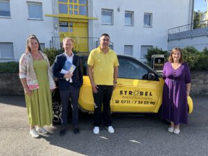 Gemeinsam vor dem Pflegedienst Strobel: Prof. Dr. Matthias Hiller, unsere PDL Janina Strobel, Geschäftsführerin Romina Strobel und Samir Strobel
