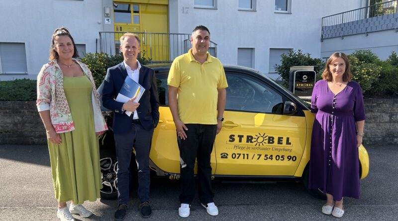 Gemeinsam vor dem Pflegedienst Strobel: Prof. Dr. Matthias Hiller, unsere PDL Janina Strobel, Geschäftsführerin Romina Strobel und Samir Strobel